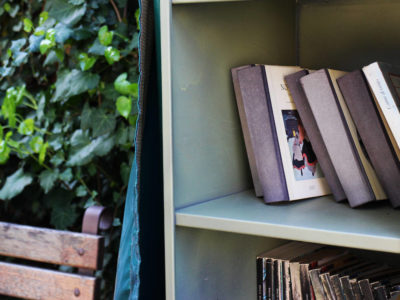 Angolo lettura nel giardino del Museo Deleddiano